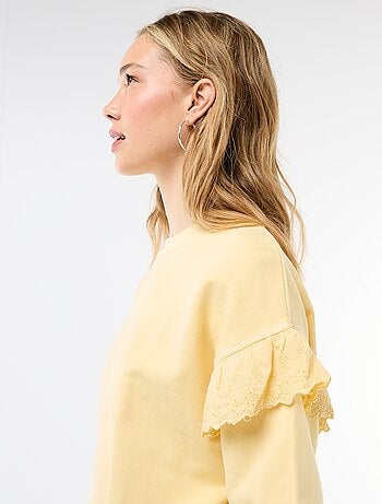 Sweat liso com folhos em bordado inglês nas mangas