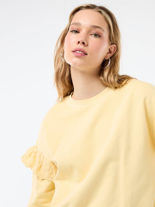 Sweat liso com folhos em bordado inglês nas mangas - Kiabi