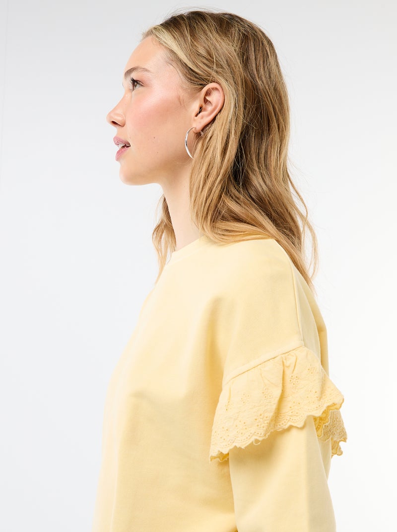 Sweat liso com folhos em bordado inglês nas mangas Amarelo - Kiabi