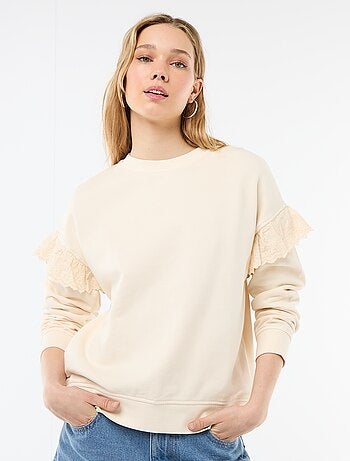 Sweat liso com folhos em bordado inglês nas mangas