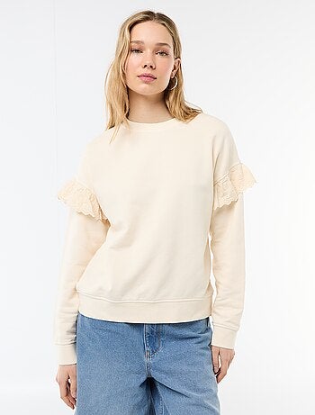 Sweat liso com folhos em bordado inglês nas mangas