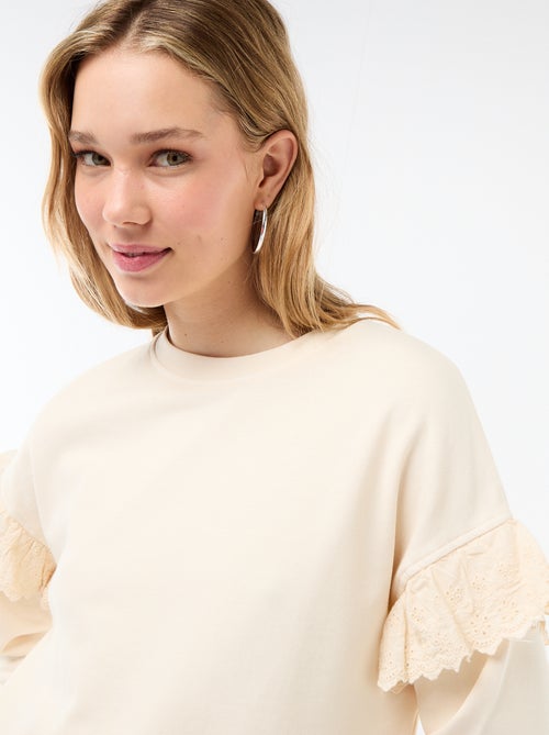 Sweat liso com folhos em bordado inglês nas mangas - Kiabi