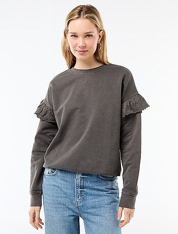 Sweat liso com folhos em bordado inglês nas mangas