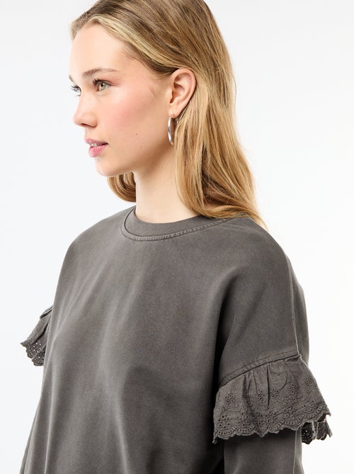 Sweat liso com folhos em bordado inglês nas mangas - Kiabi