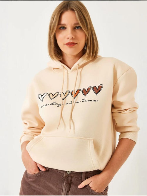 Sweatshirt com capuz e estampado de coração escovado de três fios lucci - Kiabi Sweatshirt com capuz e estampado de coração escovado de três fios lucci - Kiabi