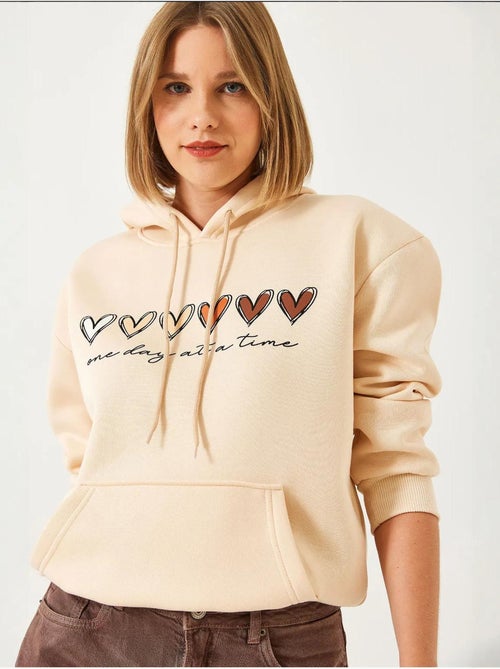 Sweatshirt com capuz e estampado de coração escovado de três fios lucci - Kiabi Sweatshirt com capuz e estampado de coração escovado de três fios lucci - Kiabi