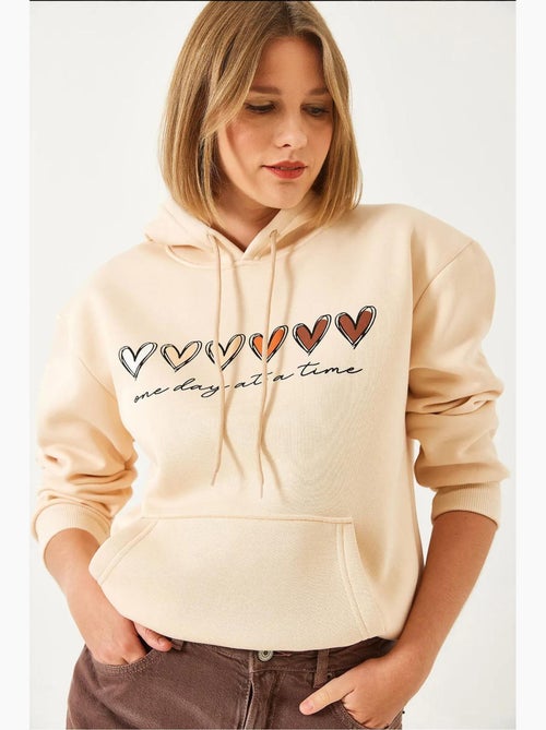 Sweatshirt com capuz e estampado de coração escovado de três fios lucci - Kiabi Sweatshirt com capuz e estampado de coração escovado de três fios lucci - Kiabi