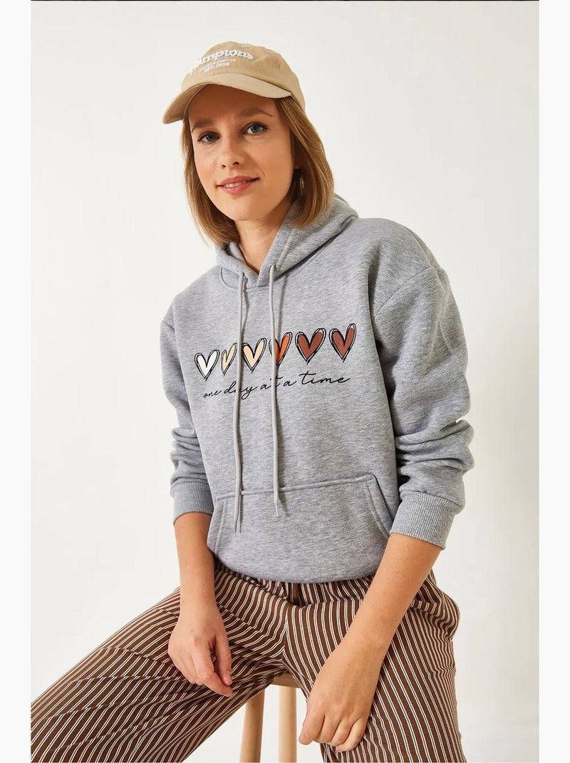Sweatshirt com capuz e estampado de coração escovado de três fios lucci Cinza - Kiabi