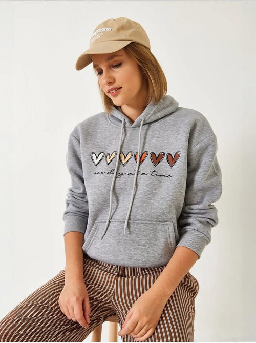 Sweatshirt com capuz e estampado de coração escovado de três fios lucci - Kiabi Sweatshirt com capuz e estampado de coração escovado de três fios lucci - Kiabi