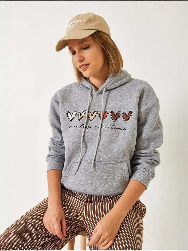 Sweatshirt com capuz e estampado de coração escovado de três fios lucci Cinza - Kiabi