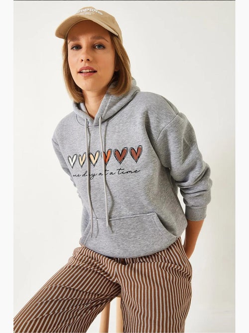 Sweatshirt com capuz e estampado de coração escovado de três fios lucci - Kiabi Sweatshirt com capuz e estampado de coração escovado de três fios lucci - Kiabi