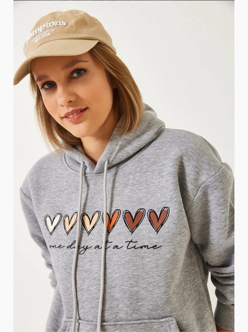 Sweatshirt com capuz e estampado de coração escovado de três fios lucci - Kiabi Sweatshirt com capuz e estampado de coração escovado de três fios lucci - Kiabi