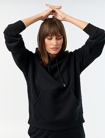Sweatshirt com capuz lisa e bolso canguru