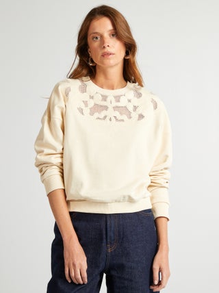 Sweatshirt com pormenores perfurados