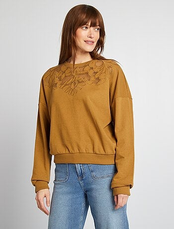 Sweatshirt com pormenores perfurados