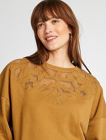 Sweatshirt com pormenores perfurados