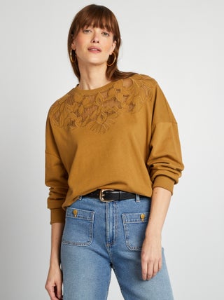 Sweatshirt com pormenores perfurados