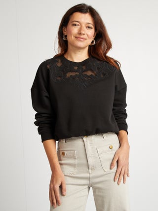 Sweatshirt com pormenores perfurados