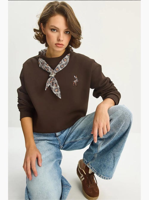 Sweatshirt de gola redonda bordada lucci - Kiabi Sweatshirt de gola redonda bordada lucci - Kiabi