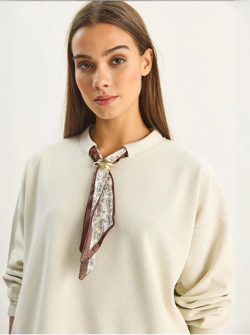 Sweatshirt de gola redonda canelada com detalhe de acessório tipo lenço lucci - Kiabi Sweatshirt de gola redonda canelada com detalhe de acessório tipo lenço lucci - Kiabi