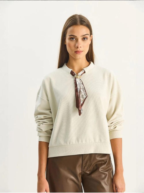 Sweatshirt de gola redonda canelada com detalhe de acessório tipo lenço lucci - Kiabi Sweatshirt de gola redonda canelada com detalhe de acessório tipo lenço lucci - Kiabi