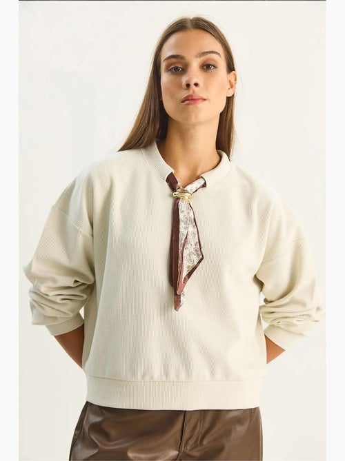 Sweatshirt de gola redonda canelada com detalhe de acessório tipo lenço lucci - Kiabi Sweatshirt de gola redonda canelada com detalhe de acessório tipo lenço lucci - Kiabi