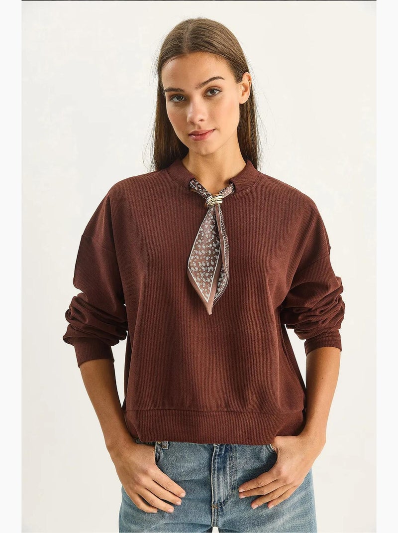 Sweatshirt de gola redonda canelada com detalhe de acessório tipo lenço lucci Castanho-escuro - Kiabi
