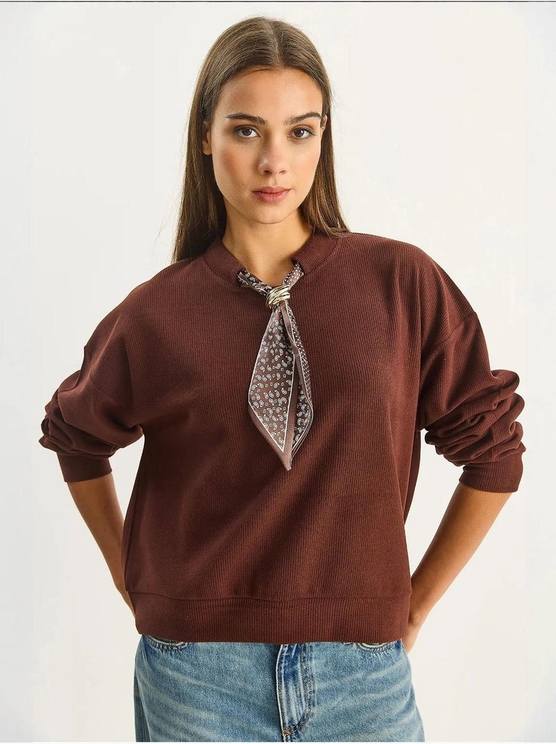 Sweatshirt de gola redonda canelada com detalhe de acessório tipo lenço lucci Castanho-escuro - Kiabi