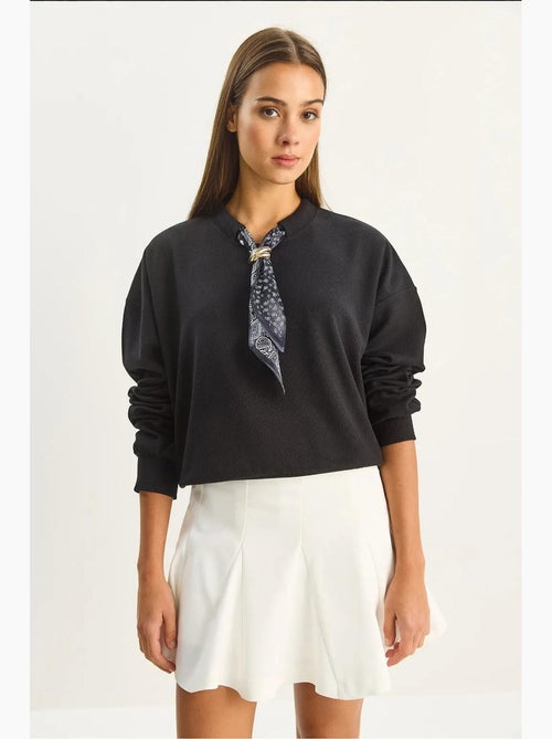 Sweatshirt de gola redonda canelada com detalhe de acessório tipo lenço lucci - Kiabi Sweatshirt de gola redonda canelada com detalhe de acessório tipo lenço lucci - Kiabi