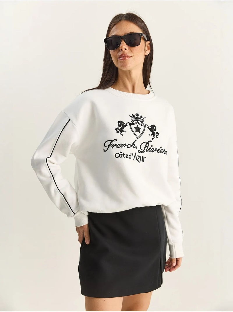 Sweatshirt de gola redonda com bordado lucci Marfim - Kiabi