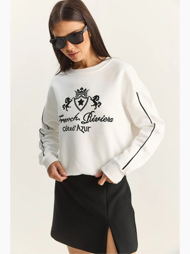 Sweatshirt de gola redonda com bordado lucci Marfim - Kiabi