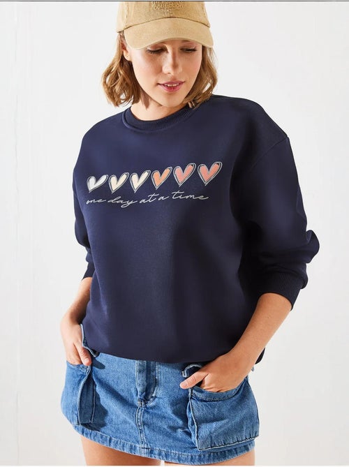 Sweatshirt de gola redonda com estampado de corações lucci - Kiabi Sweatshirt de gola redonda com estampado de corações lucci - Kiabi