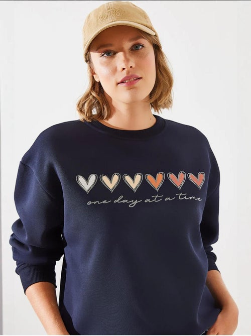 Sweatshirt de gola redonda com estampado de corações lucci - Kiabi Sweatshirt de gola redonda com estampado de corações lucci - Kiabi