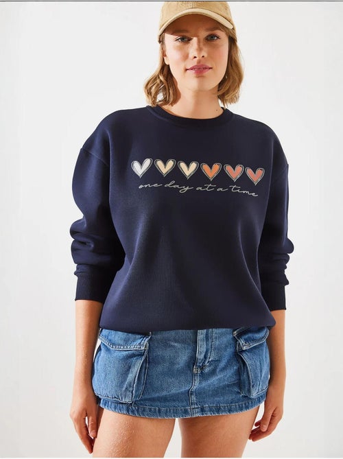 Sweatshirt de gola redonda com estampado de corações lucci - Kiabi Sweatshirt de gola redonda com estampado de corações lucci - Kiabi