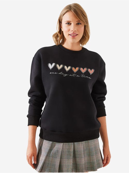 Sweatshirt de gola redonda com estampado de corações lucci - Kiabi Sweatshirt de gola redonda com estampado de corações lucci - Kiabi