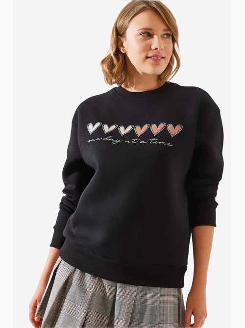 Sweatshirt de gola redonda com estampado de corações lucci - Kiabi Sweatshirt de gola redonda com estampado de corações lucci - Kiabi