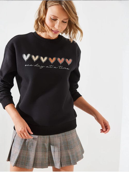 Sweatshirt de gola redonda com estampado de corações lucci - Kiabi Sweatshirt de gola redonda com estampado de corações lucci - Kiabi