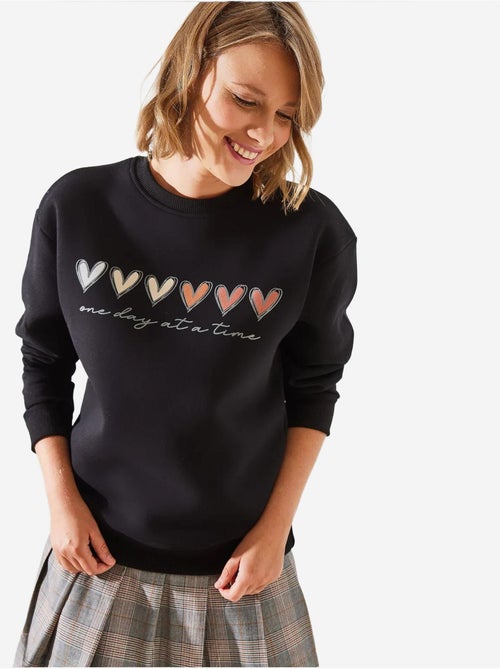 Sweatshirt de gola redonda com estampado de corações lucci - Kiabi Sweatshirt de gola redonda com estampado de corações lucci - Kiabi