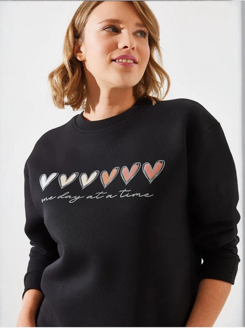 Sweatshirt de gola redonda com estampado de corações lucci - Kiabi Sweatshirt de gola redonda com estampado de corações lucci - Kiabi