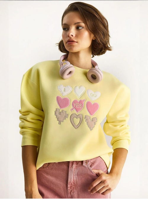 Sweatshirt de gola redonda de corte descontraído com aplicações de patches de coração lucci - Kiabi