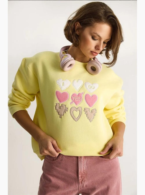 Sweatshirt de gola redonda de corte descontraído com aplicações de patches de coração lucci - Kiabi