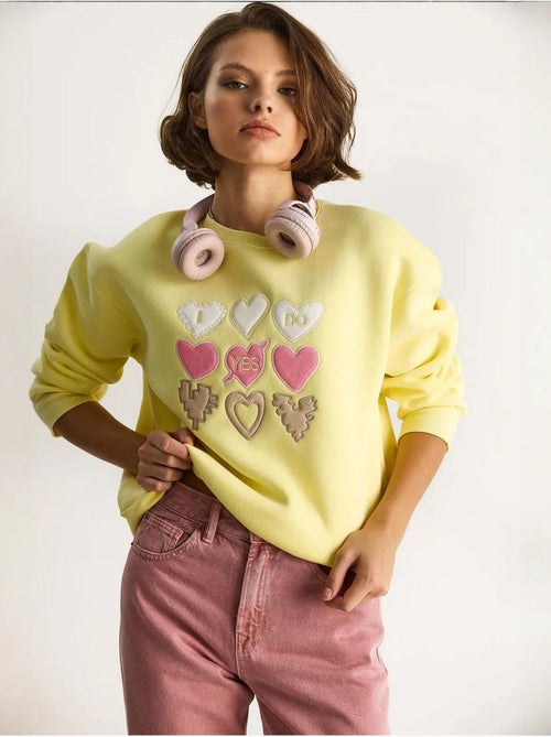 Sweatshirt de gola redonda de corte descontraído com aplicações de patches de coração lucci - Kiabi