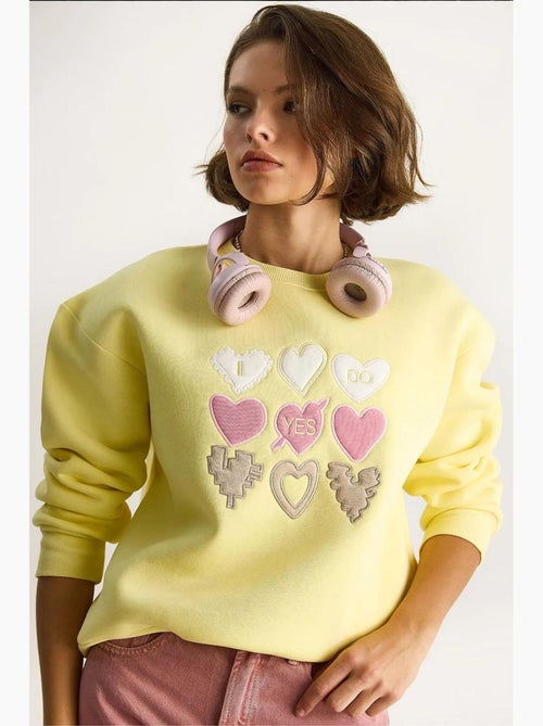 Sweatshirt de gola redonda de corte descontraído com aplicações de patches de coração lucci - Kiabi