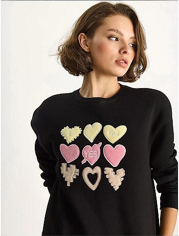 Sweatshirt de gola redonda de corte descontraído com aplicações de patches de coração lucci