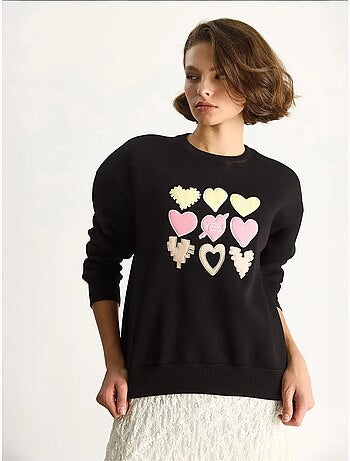 Sweatshirt de gola redonda de corte descontraído com aplicações de patches de coração lucci