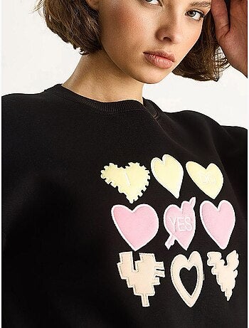 Sweatshirt de gola redonda de corte descontraído com aplicações de patches de coração lucci