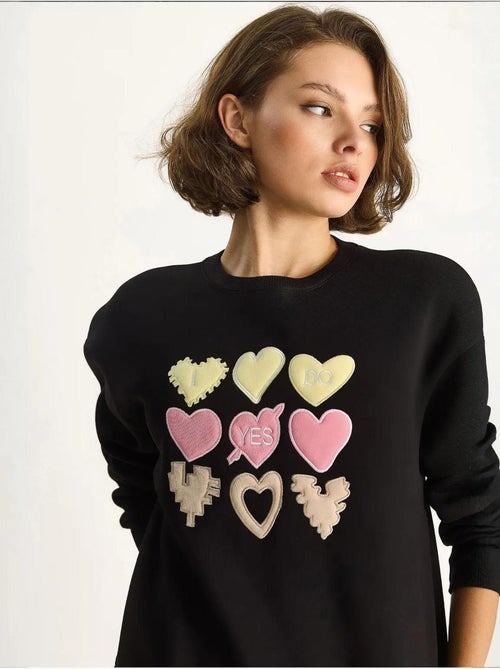 Sweatshirt de gola redonda de corte descontraído com aplicações de patches de coração lucci - Kiabi Sweatshirt de gola redonda de corte descontraído com aplicações de patches de coração lucci - Kiabi