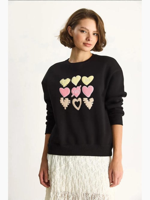 Sweatshirt de gola redonda de corte descontraído com aplicações de patches de coração lucci - Kiabi Sweatshirt de gola redonda de corte descontraído com aplicações de patches de coração lucci - Kiabi