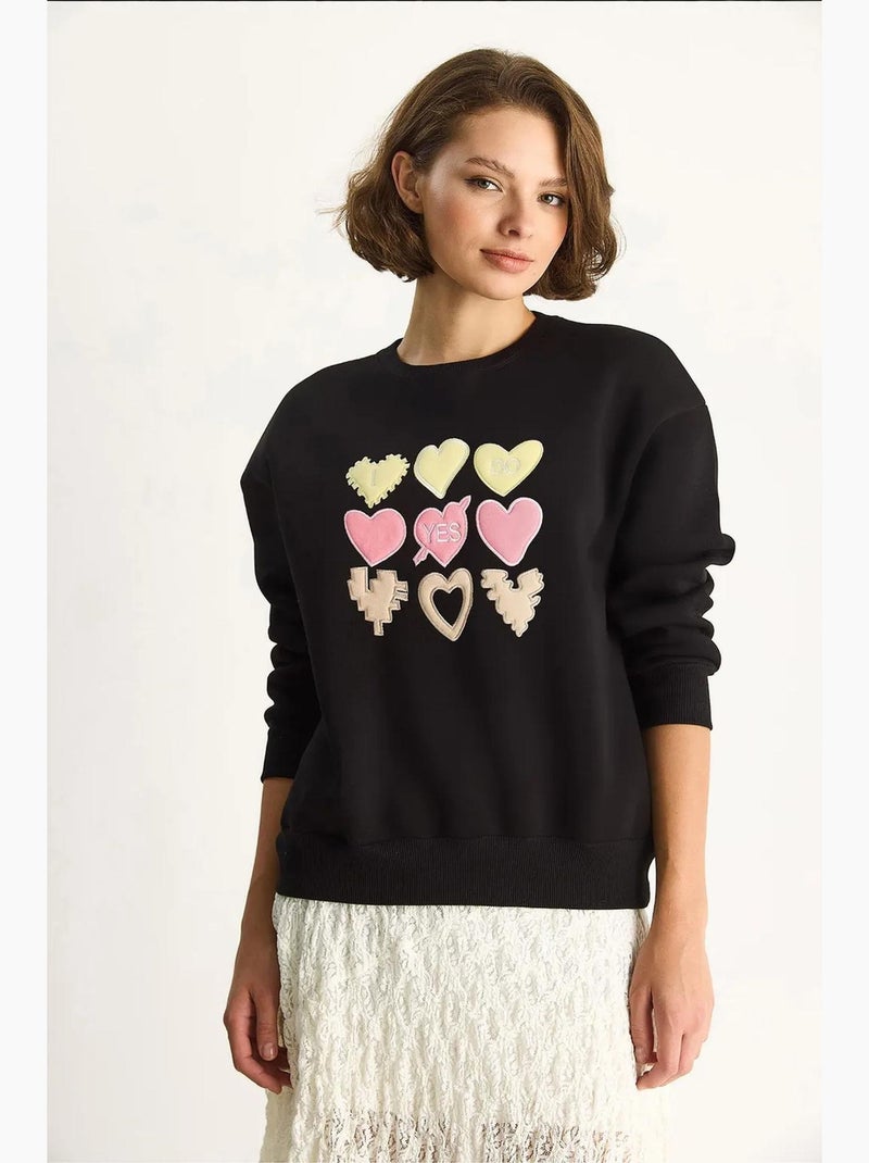 Sweatshirt de gola redonda de corte descontraído com aplicações de patches de coração lucci Preto - Kiabi