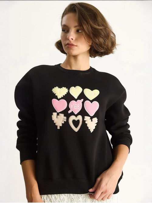 Sweatshirt de gola redonda de corte descontraído com aplicações de patches de coração lucci - Kiabi Sweatshirt de gola redonda de corte descontraído com aplicações de patches de coração lucci - Kiabi